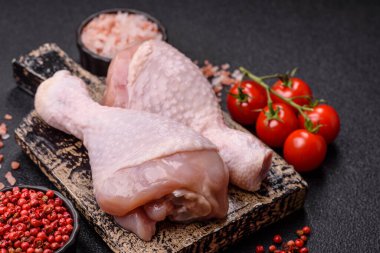 Çiğ tavuk bacağı, taze pişmemiş tavuk eti. Tuzlu ve baharatlı tavuk ya da hindi bacağı