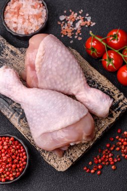 Çiğ tavuk bacağı, taze pişmemiş tavuk eti. Tuzlu ve baharatlı tavuk ya da hindi bacağı