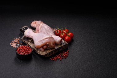 Çiğ tavuk bacağı, taze pişmemiş tavuk eti. Tuzlu ve baharatlı tavuk ya da hindi bacağı