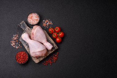 Çiğ tavuk bacağı, taze pişmemiş tavuk eti. Tuzlu ve baharatlı tavuk ya da hindi bacağı