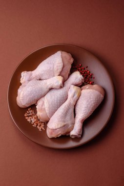 Çiğ tavuk bacağı, taze pişmemiş tavuk eti. Tuzlu ve baharatlı tavuk ya da hindi bacağı