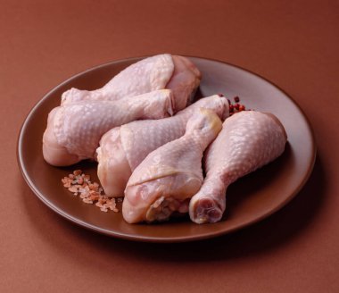 Çiğ tavuk bacağı, taze pişmemiş tavuk eti. Tuzlu ve baharatlı tavuk ya da hindi bacağı