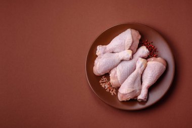 Çiğ tavuk bacağı, taze pişmemiş tavuk eti. Tuzlu ve baharatlı tavuk ya da hindi bacağı