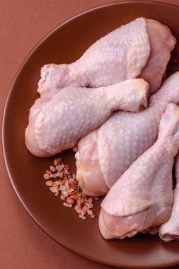 Çiğ tavuk bacağı, taze pişmemiş tavuk eti. Tuzlu ve baharatlı tavuk ya da hindi bacağı