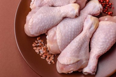 Çiğ tavuk bacağı, taze pişmemiş tavuk eti. Tuzlu ve baharatlı tavuk ya da hindi bacağı