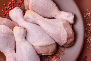 Çiğ tavuk bacağı, taze pişmemiş tavuk eti. Tuzlu ve baharatlı tavuk ya da hindi bacağı