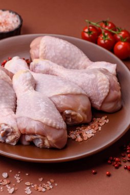 Çiğ tavuk bacağı, taze pişmemiş tavuk eti. Tuzlu ve baharatlı tavuk ya da hindi bacağı