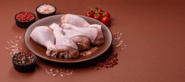 Çiğ tavuk bacağı, taze pişmemiş tavuk eti. Tuzlu ve baharatlı tavuk ya da hindi bacağı