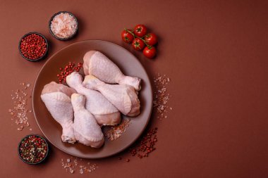 Çiğ tavuk bacağı, taze pişmemiş tavuk eti. Tuzlu ve baharatlı tavuk ya da hindi bacağı