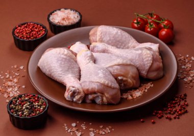 Çiğ tavuk bacağı, taze pişmemiş tavuk eti. Tuzlu ve baharatlı tavuk ya da hindi bacağı