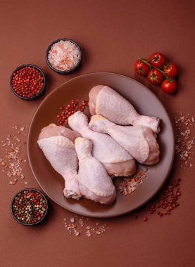 Çiğ tavuk bacağı, taze pişmemiş tavuk eti. Tuzlu ve baharatlı tavuk ya da hindi bacağı