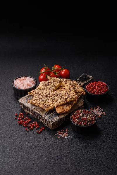 Çıtır ekmek, tohumlu ve tahıllı ince ekmek, fırında kraker. Kabak tohumu, keten ve susam tohumlu çıtır ekmek.