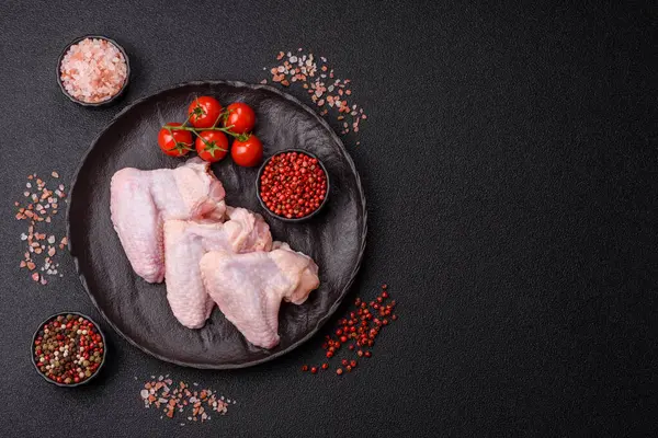 Çiğ tavuk kanatları, pişmemiş taze kümes hayvanları. Tuzlu ve baharatlı tavuk ya da hindi kanadı