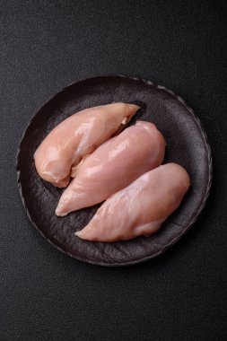 Et, çiğ tavuk fileto, kümes hayvanı göğsü, derisiz ve kemiksiz yemek. Yemek hazırlamak için çiğ tavuk filetosu.