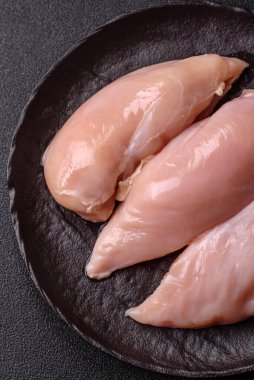 Et, çiğ tavuk fileto, kümes hayvanı göğsü, derisiz ve kemiksiz yemek. Yemek hazırlamak için çiğ tavuk filetosu.