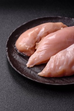Et, çiğ tavuk fileto, kümes hayvanı göğsü, derisiz ve kemiksiz yemek. Yemek hazırlamak için çiğ tavuk filetosu.