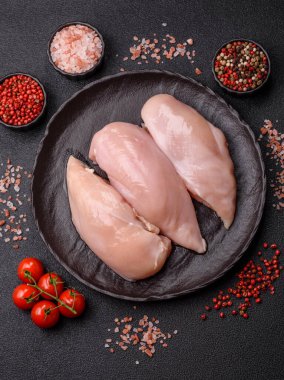 Et, çiğ tavuk fileto, kümes hayvanı göğsü, derisiz ve kemiksiz yemek. Yemek hazırlamak için çiğ tavuk filetosu.