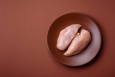 Et, çiğ tavuk fileto, kümes hayvanı göğsü, derisiz ve kemiksiz yemek. Yemek hazırlamak için çiğ tavuk filetosu.