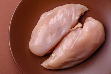 Et, çiğ tavuk fileto, kümes hayvanı göğsü, derisiz ve kemiksiz yemek. Yemek hazırlamak için çiğ tavuk filetosu.