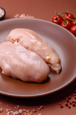 Et, çiğ tavuk fileto, kümes hayvanı göğsü, derisiz ve kemiksiz yemek. Yemek hazırlamak için çiğ tavuk filetosu.