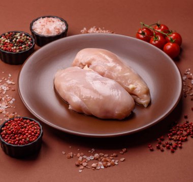 Et, çiğ tavuk fileto, kümes hayvanı göğsü, derisiz ve kemiksiz yemek. Yemek hazırlamak için çiğ tavuk filetosu.