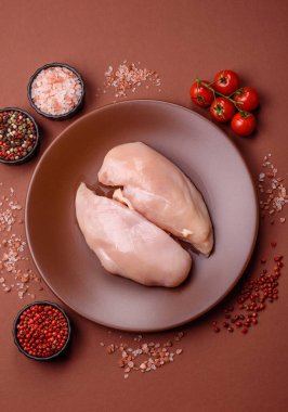 Et, çiğ tavuk fileto, kümes hayvanı göğsü, derisiz ve kemiksiz yemek. Yemek hazırlamak için çiğ tavuk filetosu.