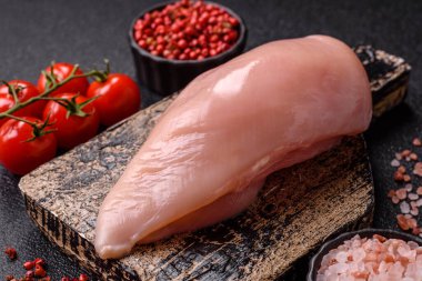 Et, çiğ tavuk fileto, kümes hayvanı göğsü, derisiz ve kemiksiz yemek. Yemek hazırlamak için çiğ tavuk filetosu.