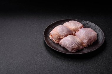 Et, çiğ tavuk budu, tuzlu ve baharatlı deri bacağı. Yemek arkaplanı olarak çiğ tavuk but eti.