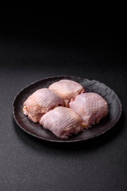 Et, çiğ tavuk budu, tuzlu ve baharatlı deri bacağı. Yemek arkaplanı olarak çiğ tavuk but eti.