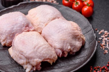 Et, çiğ tavuk budu, tuzlu ve baharatlı deri bacağı. Yemek arkaplanı olarak çiğ tavuk but eti.