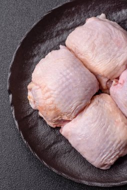 Et, çiğ tavuk budu, tuzlu ve baharatlı deri bacağı. Yemek arkaplanı olarak çiğ tavuk but eti.