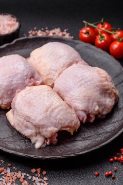 Et, çiğ tavuk budu, tuzlu ve baharatlı deri bacağı. Yemek arkaplanı olarak çiğ tavuk but eti.