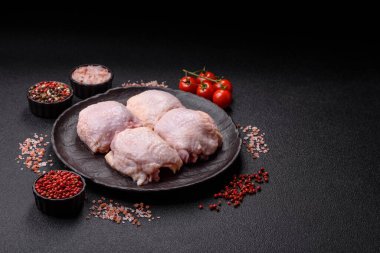 Et, çiğ tavuk budu, tuzlu ve baharatlı deri bacağı. Yemek arkaplanı olarak çiğ tavuk but eti.