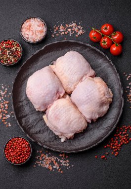 Et, çiğ tavuk budu, tuzlu ve baharatlı deri bacağı. Yemek arkaplanı olarak çiğ tavuk but eti.