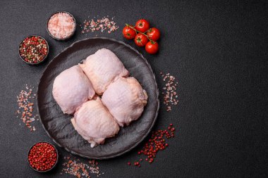 Et, çiğ tavuk budu, tuzlu ve baharatlı deri bacağı. Yemek arkaplanı olarak çiğ tavuk but eti.