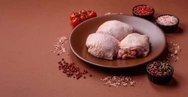 Et, çiğ tavuk budu, tuzlu ve baharatlı deri bacağı. Yemek arkaplanı olarak çiğ tavuk but eti.