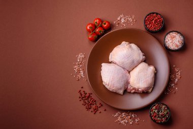 Et, çiğ tavuk budu, tuzlu ve baharatlı deri bacağı. Yemek arkaplanı olarak çiğ tavuk but eti.