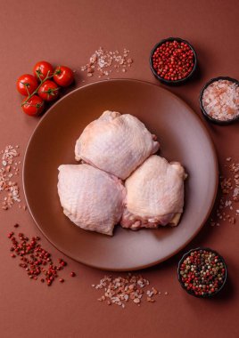 Et, çiğ tavuk budu, tuzlu ve baharatlı deri bacağı. Yemek arkaplanı olarak çiğ tavuk but eti.