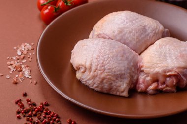 Et, çiğ tavuk budu, tuzlu ve baharatlı deri bacağı. Yemek arkaplanı olarak çiğ tavuk but eti.