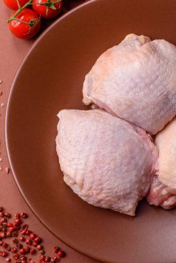 Et, çiğ tavuk budu, tuzlu ve baharatlı deri bacağı. Yemek arkaplanı olarak çiğ tavuk but eti.