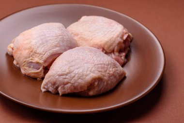 Et, çiğ tavuk budu, tuzlu ve baharatlı deri bacağı. Yemek arkaplanı olarak çiğ tavuk but eti.