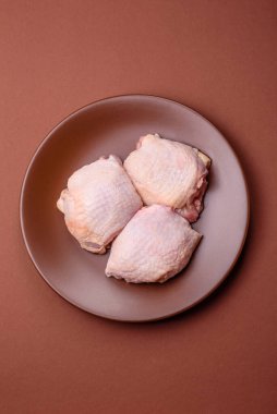 Et, çiğ tavuk budu, tuzlu ve baharatlı deri bacağı. Yemek arkaplanı olarak çiğ tavuk but eti.