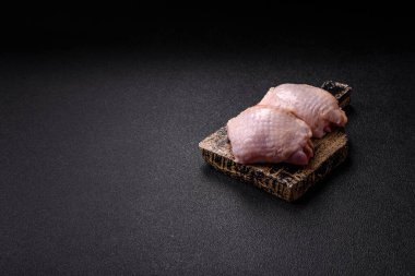 Et, çiğ tavuk budu, tuzlu ve baharatlı deri bacağı. Yemek arkaplanı olarak çiğ tavuk but eti.