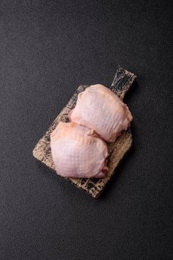 Et, çiğ tavuk budu, tuzlu ve baharatlı deri bacağı. Yemek arkaplanı olarak çiğ tavuk but eti.