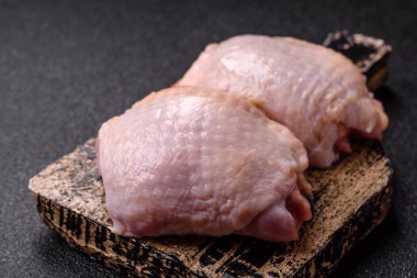 Et, çiğ tavuk budu, tuzlu ve baharatlı deri bacağı. Yemek arkaplanı olarak çiğ tavuk but eti.