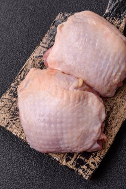 Et, çiğ tavuk budu, tuzlu ve baharatlı deri bacağı. Yemek arkaplanı olarak çiğ tavuk but eti.