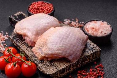 Et, çiğ tavuk budu, tuzlu ve baharatlı deri bacağı. Yemek arkaplanı olarak çiğ tavuk but eti.