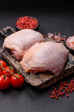 Et, çiğ tavuk budu, tuzlu ve baharatlı deri bacağı. Yemek arkaplanı olarak çiğ tavuk but eti.