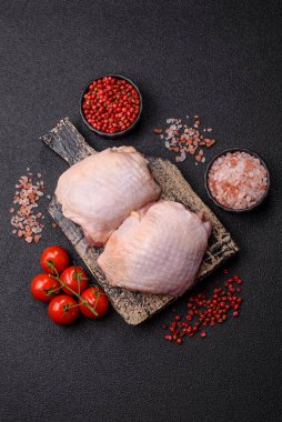 Et, çiğ tavuk budu, tuzlu ve baharatlı deri bacağı. Yemek arkaplanı olarak çiğ tavuk but eti.