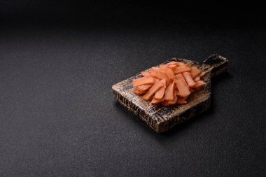 Yiyecek, kurutulmuş kalamar ya da aperatif ya da kurutulmuş et gibi doğranmış. Bira için abur cubur, tasarım için arka plan.